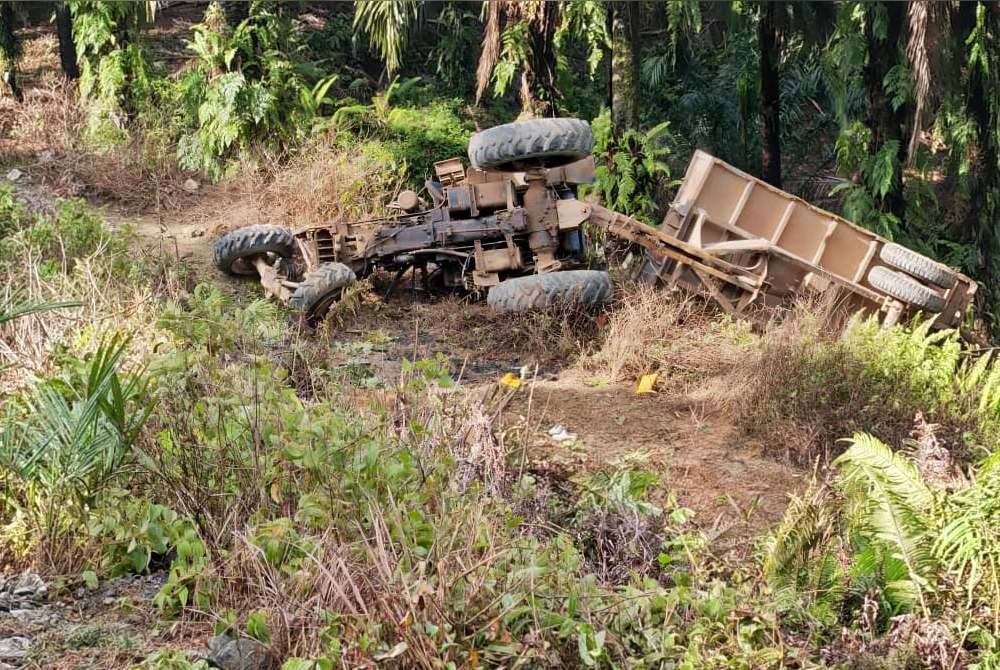 Keadaan traktor yang terjatuh ke dalam gaung di Jalan Sapi Nangoh, Beluran.