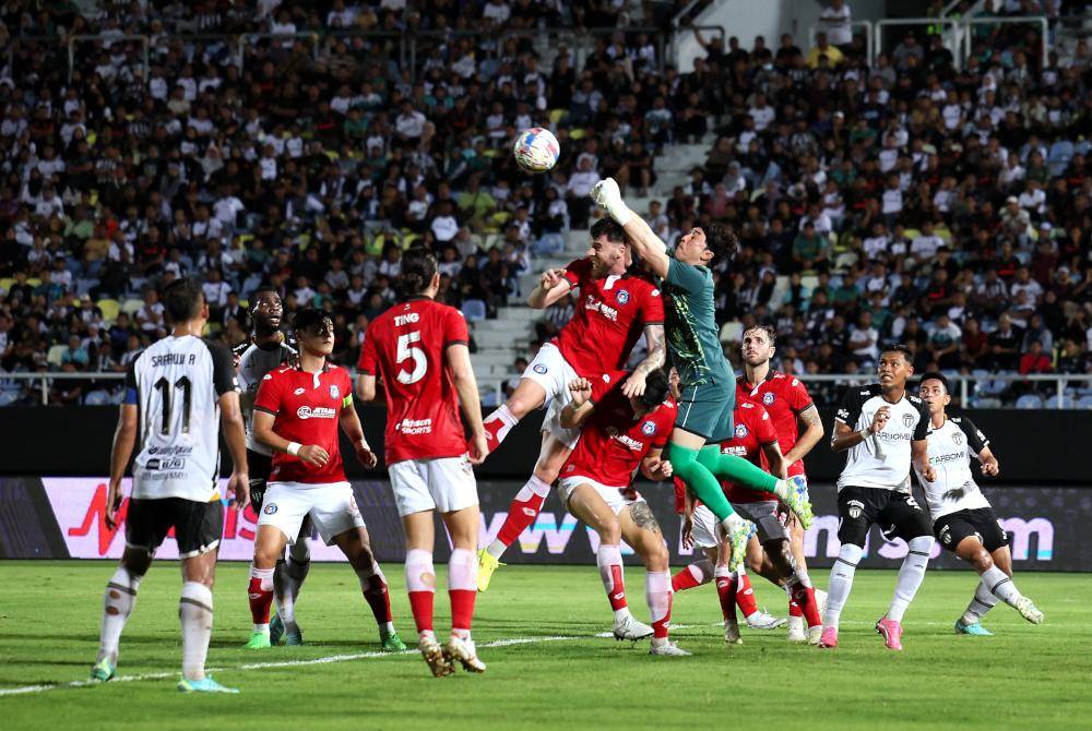 Penjaga gol Sabah FC, Khairul Fahmi Che Mat (empat, kanan) menggagalkan percubaan pasuka. Terengganu FC, pada aksi suku akhir pertama Piala FA di Stadium Sultan Mizan Zainal Abidin Gong Badak malam ini. Foto Bernama
