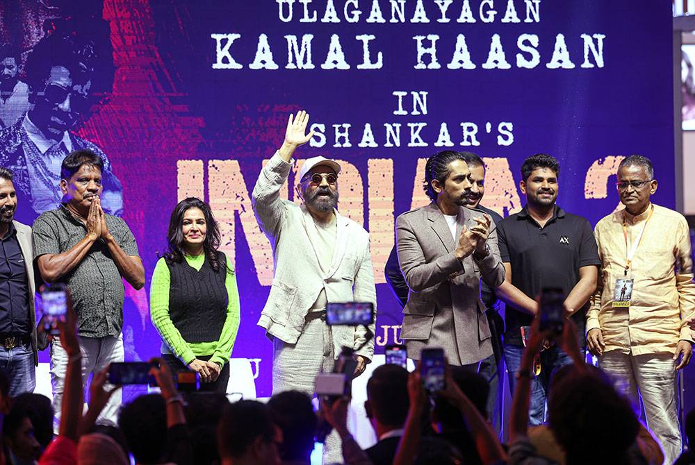 Kamal Haasan (empat, kiri) serta pelakon Siddharth (tiga, kanan) bergambar semasa promosi filem Indian 2 di sebuah pusat beli-belah pada Jumaat. Foto Bernama