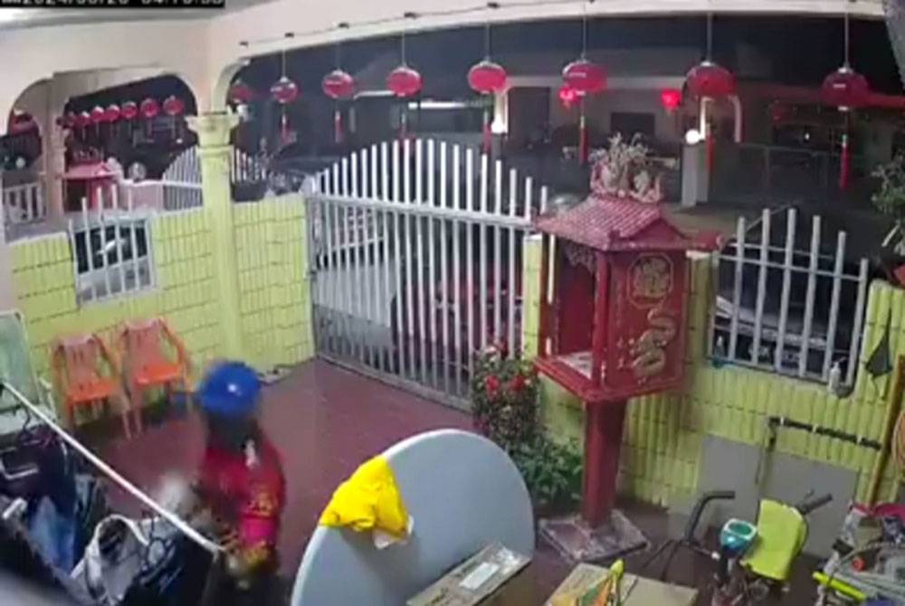 Tular video di media sosial memaparkan seorang lelaki bertindak memanjat pagar sebuah rumah dipercayai cuba mencuri pakaian yang disidai di ampaian.