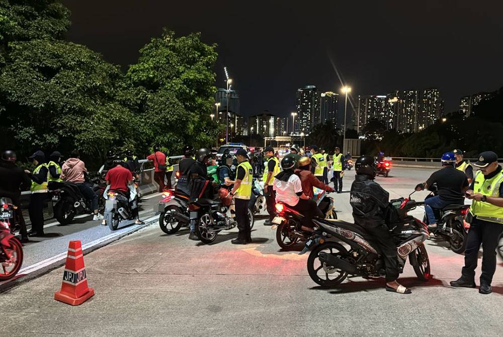 JPJ Kuala Lumpur melaksanakan Ops HRAA 2024 bagi mengesan pesalah jalan raya di seluruh ibu kota Kuala Lumpur. Foto JPJ