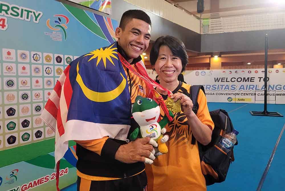 Amer Daniel meraikan kejayaan merangkul pingat emas AUG 2024 bersama ibunya.