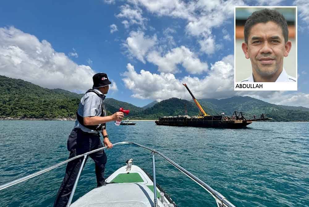 Abdullah melihat tukun dilabuhkan di perairan Pulau Tioman. Foto Jabatan Perikanan Pahang