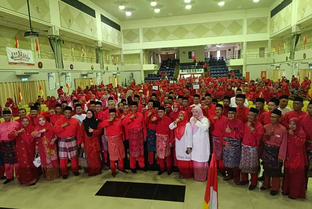 Zambry (depan, tengah) bersama perwakilan UMNO Bahagian Dungun pada Sabtu.