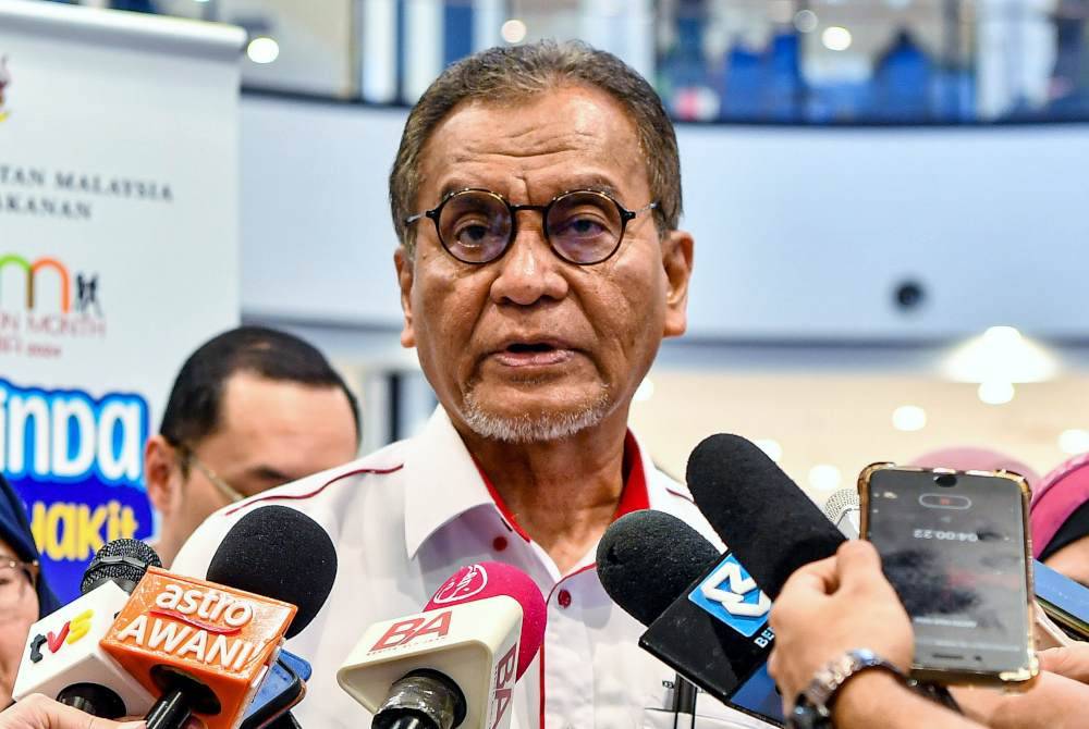 Dr Dzulkefly bercakap kepada pemberita semasa sidang media pada majlis pelancaran Sambutan Bulan Pemakanan Malaysia 2024 di Aeon Mall pada Sabtu. Foto Bernama