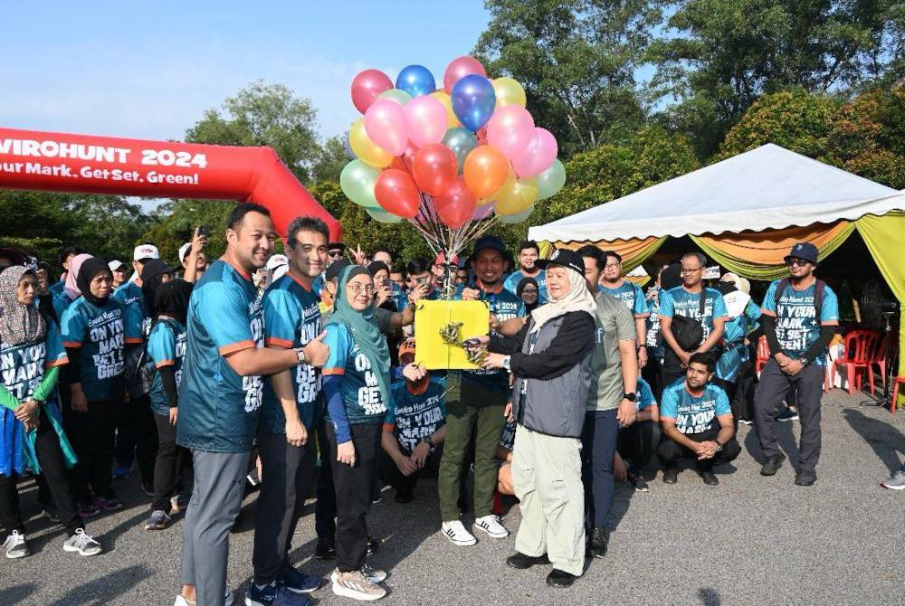 Norazlina (depan, kanan) memotong riben belon sebagai simbolik perasmian semasa Enviro Hunt sempena sambutan Hari Alam Sekitar Sedunia 2024 di WLP Air Hitam, Puchong di sini pada Sabtu.