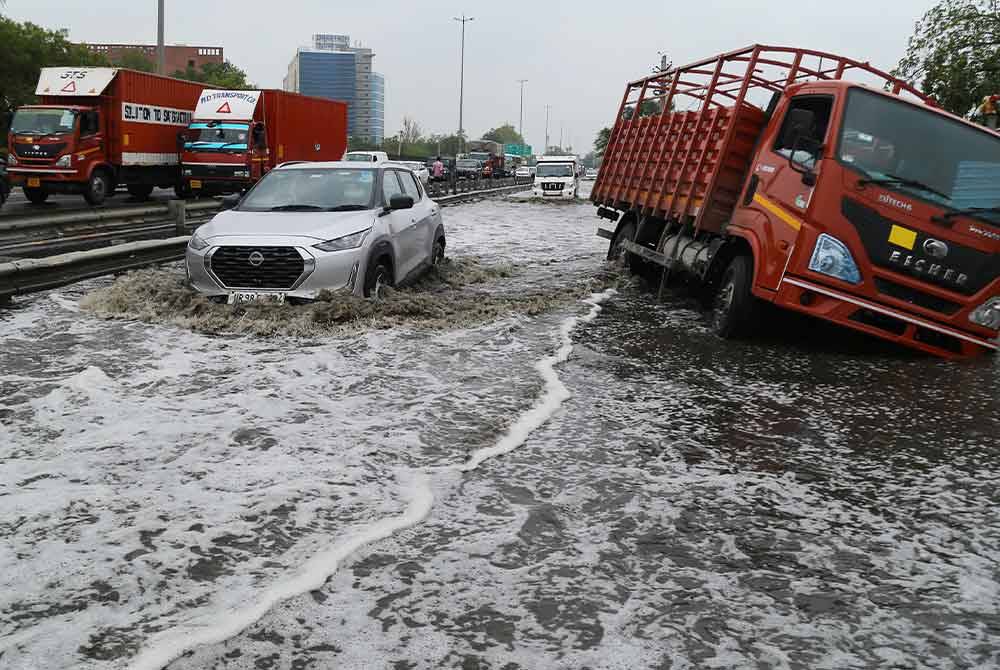 Lebuh raya Delhi-Jaipur turut banjir selepas hujan lebat tanpa henti tersebut pada Jumaat. Foto AFP