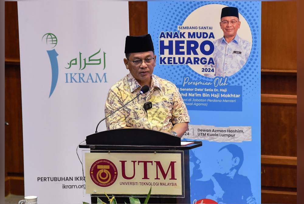 Mohd Na’im menyampaikan ucapan perasmian bagi Program Sembang Santai Anak Muda Hero Keluarga di Dewan Azman Hashim UTM pada Sabtu. Foto Bernama