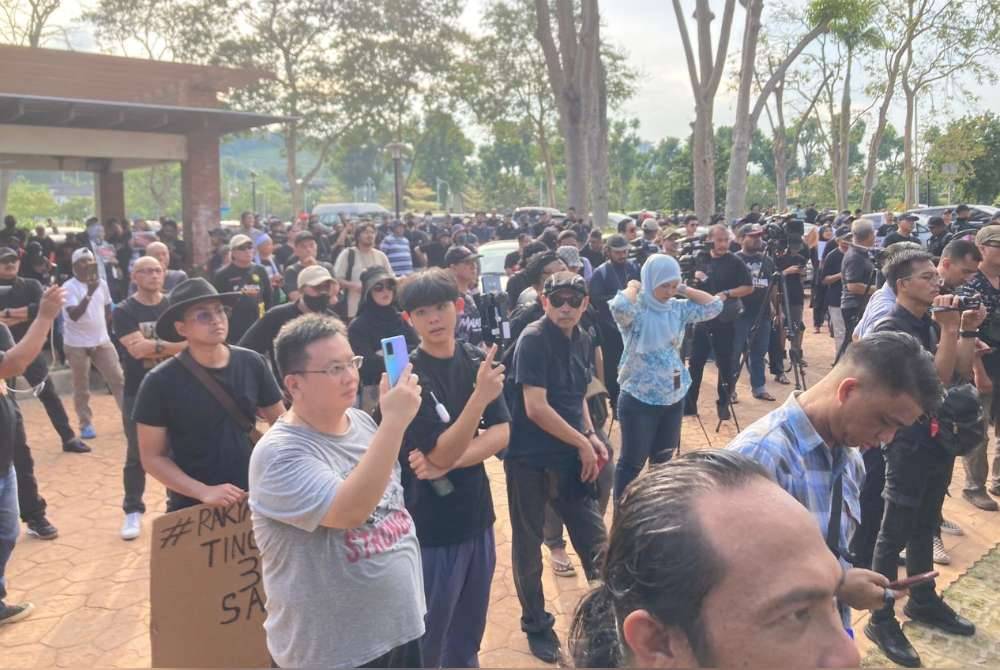 Kumpulan baju hitam berkumpul di tempat letak kenderaan di Kompleks Seri Perdana untuk menyertai perhimpunan &#039;Demo Rakyat Lawan Anwar&#039; pada Sabtu.