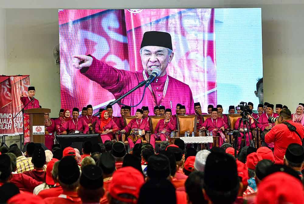 Ahmad Zahid menyampaikan ucapan ketika hadir bagi merasmikan Mesyuarat Perwakilan UMNO Bahagian Kuala Pilah di Dewan KPDNHEP Melang pada Sabtu. Foto Bernama