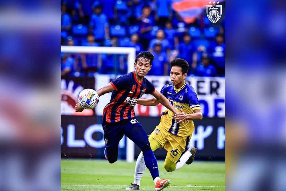 Pemain JDT, Syahmi Safari (kiri) dan pemain MU, Saiful Iskandar Adha Saiful Azlan berebut bola pada aksi suku akhir pertama Piala FA, di Stadium Sultan Ibrahim, petang tadi. - Foto FB Johor Southern Tigers