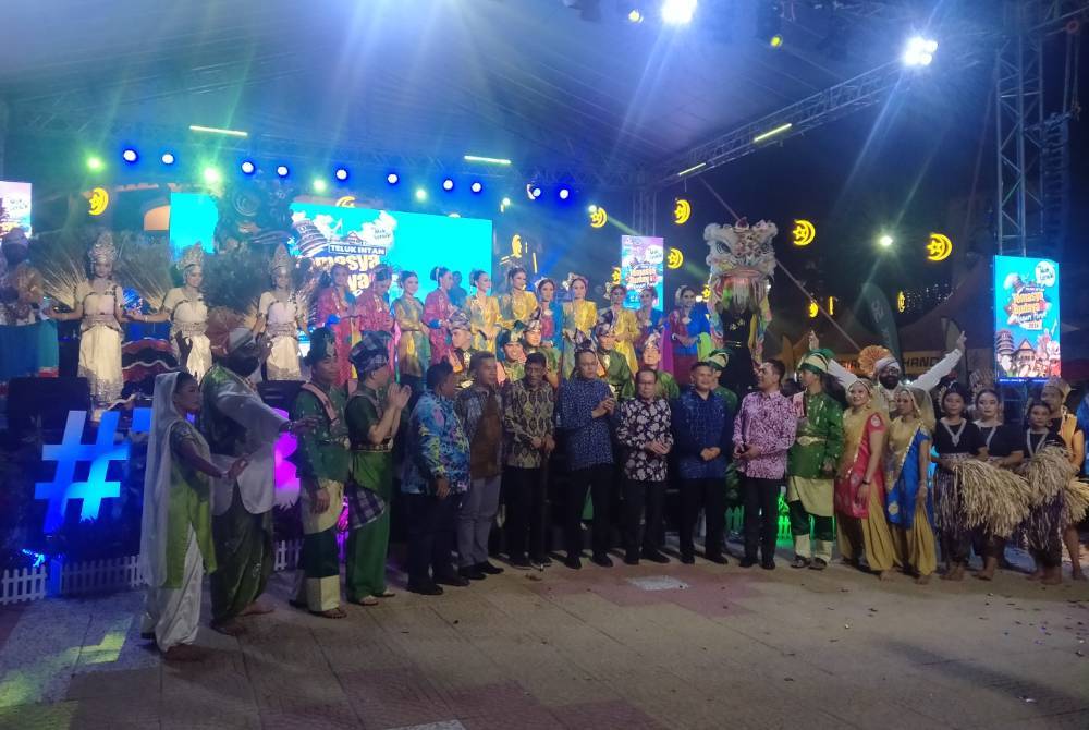 Mohd Yusri (depan, kiri) bersama tetamu jemputan selepas menyempurnakan Majlis Perasmian Temasya Budaya@negeri Perak 2024 di Dataran Menara Condong pada Sabtu.