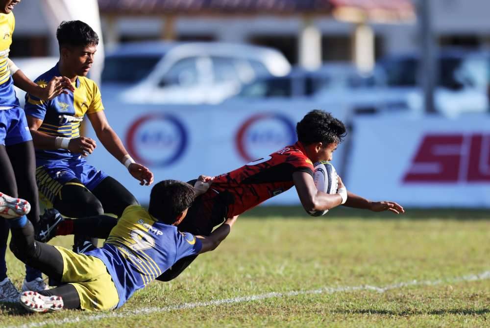 Pemain SEMASHUR (kanan) melakukan try ketika menentang SSMP.