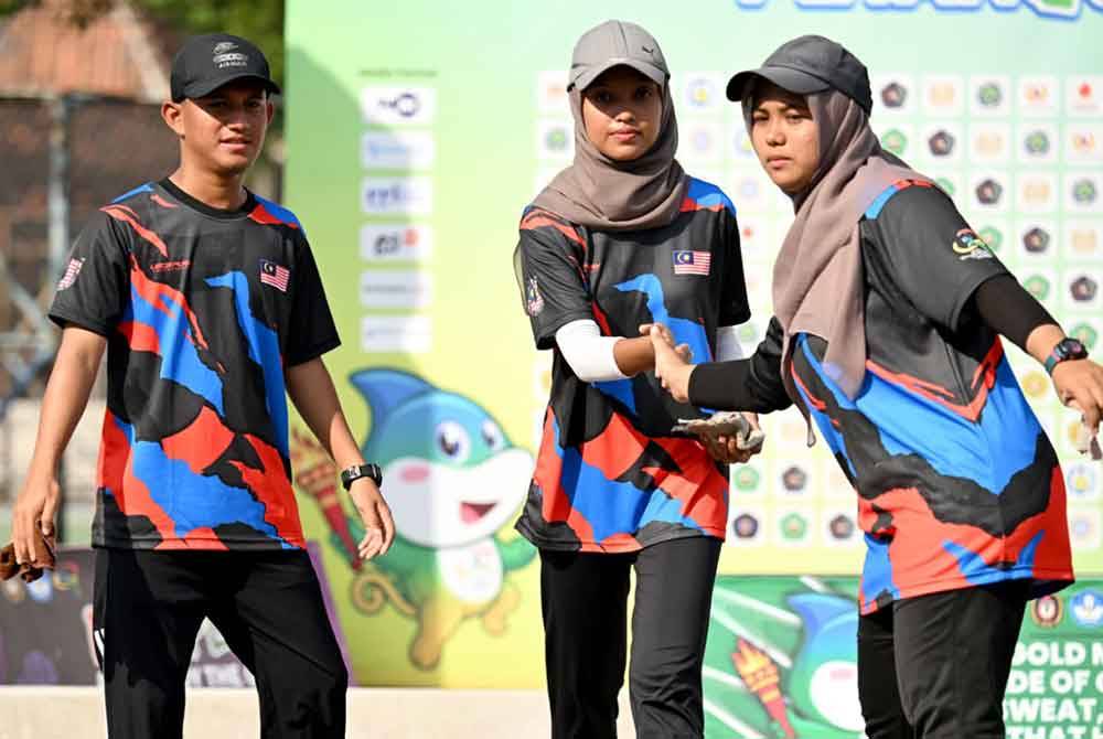 Kudrat trio petanque Nur Asyikin, Sharifah Afiqah Farzana, Mohamad Muqri di Gelanggang Petanque UNESA.