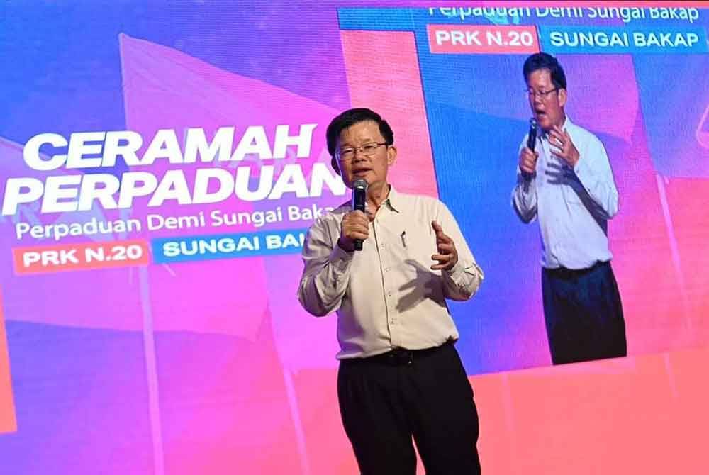 Pengerusi Pakatan Harapan (PH) Pulau Pinang, Chow Kon Yeow semasa berucap pada Ceramah Perpaduan Pilihan Raya Kecil (PRK) Sungai Bakap di Padang Lalang, Simpang Ampat pada malam Sabtu.