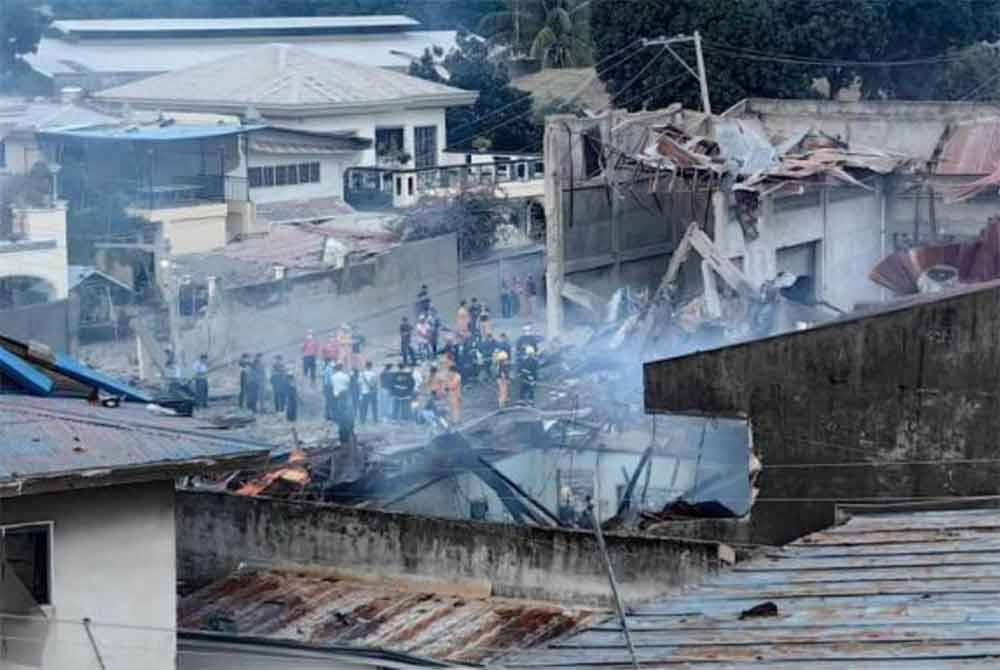 Anggota pasukan keselamatan Filipina mengadakan tinjauan di tapak gudang mercun di Bandar Zamboanga, selatan Filipina pada petang Sabtu yang meragut lima nyawa dan mencederakan 20 orang. - Gambar Facebook Philippine Star