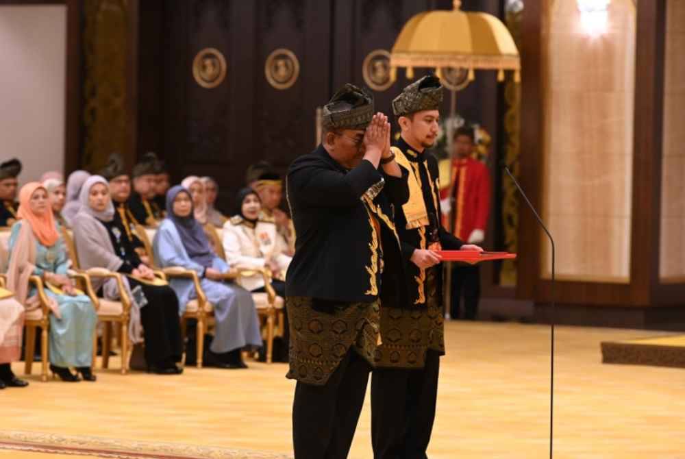 Sanusi merafak sembah pada Istiadat Menyembah Tahniah dan Penganugerahan Darjah dan Bintang Kebesaran Sempena Ulang Tahun Hari Keputeraan Sultan Kedah ke-82 di Balairung Seri, Istana Anak Bukit pada Ahad. Foto Foto: Pejabat SUK Kedah