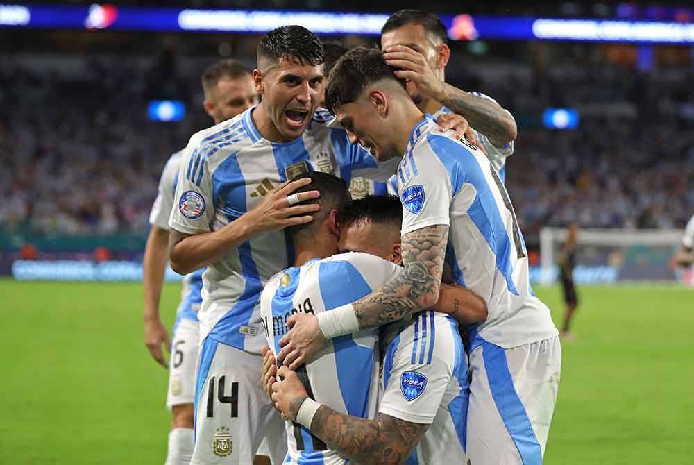 Pemain Argentina meraikan jaringan Martinez ketika pertemuan dengan Peru. Foto AFP