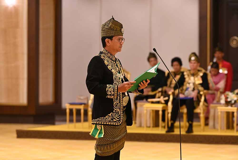 Tengku Sarafudin membaca titah pada Majlis Istiadat Menyembah Tahniah dan Penganugerahan Darjah serta Bintang Kebesaran di Balairung Seri, Istana Anak Bukit pada Ahad. Foto Pejabat SUK Kedah