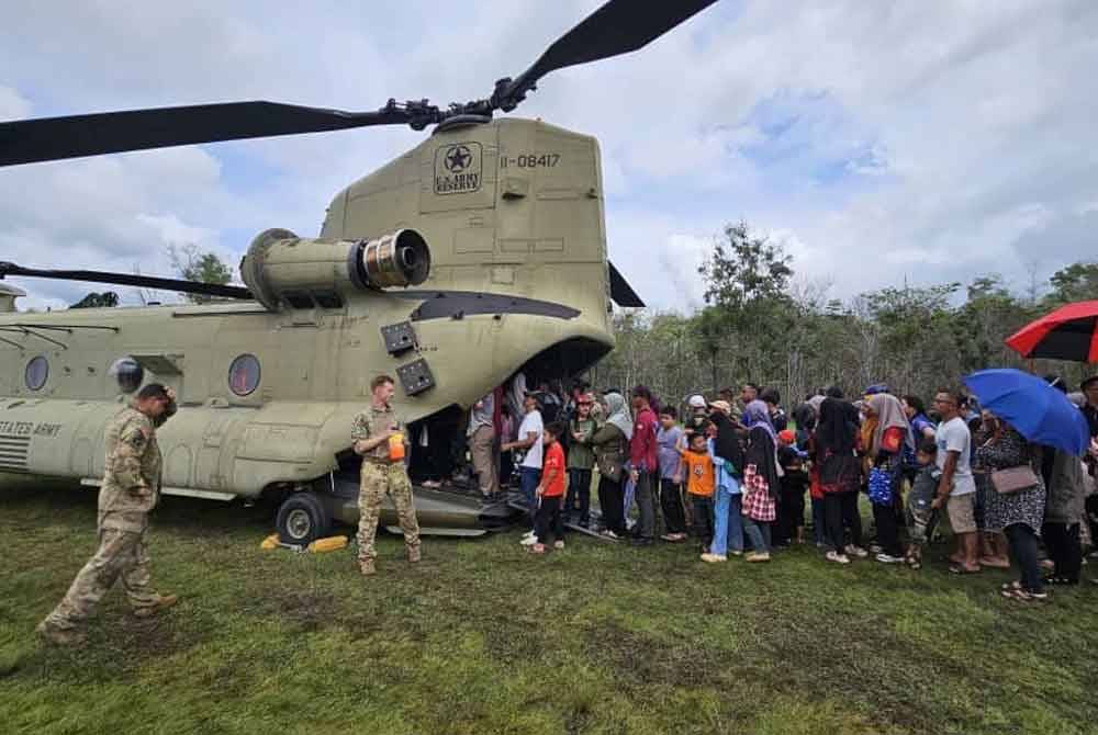 Helikopter Chinook dari AS paling mendapat tumpuan daripada pengunjung pada Hari Terbuka Eksesais Keris Strike 2024 di lapang sasar Kem Paradise, Kota Belud.