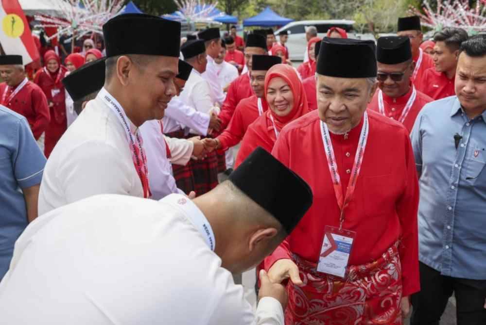 Ahmad Zahid sejurus tiba untuk merasmikan Mesyuarat UMNO Bahagian Maran di Dewan UMNO Bahagian Maran pada Ahad. Foto Bernama