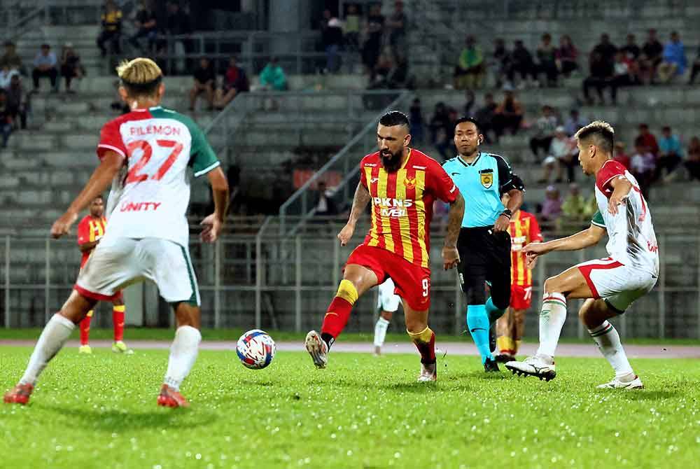 Pemain Selangor FC Ronnie Fernandez mengawal bola daripada pemain Kuching City FC pada saingan suku akhir pertama Piala FA di Stadium Negeri pada Sabtu.