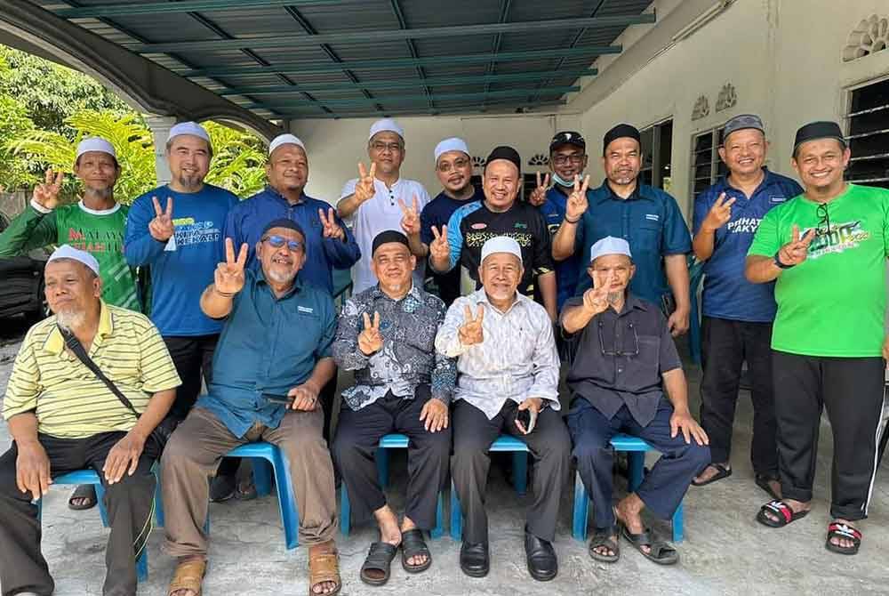 Tuan Ibrahim (duduk, dua dari kanan) semasa turun berkempen di sekitar Sungai Bakap. Foto Facebook Tuan Ibrahim Tuan Man