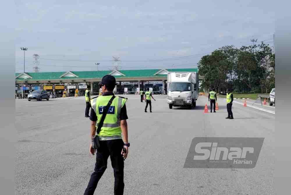 JPJ Selangor melaksanakan Op HRAA di Plaza Tol KLIA, Sepang pada Ahad.