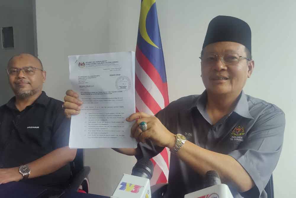 Zulkafperi menunjukkan beberapa surat pertanyaan dihantar beliau kepada Hamzah sebelum ini.