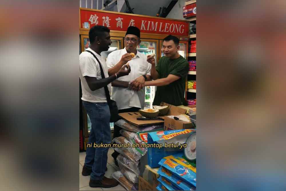 Video kempen Cikgu Joo (tengah) menampilkan dua individu terlibat pergaduhan &#039;one by one gentleman&#039; sambil menikmati durian simbolik perpaduan kaum.