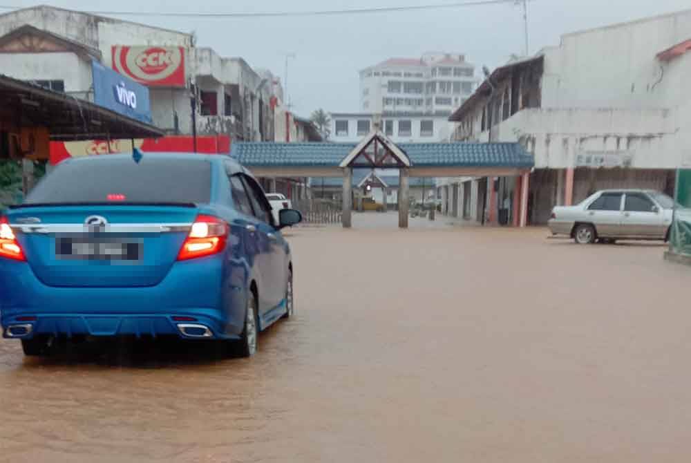 Daerah Penampang dan Sipitang di negeri ini dilanda banjir kilat akibat hujan lebat yang berterusan sejak, petang tadi. Foto Facebook