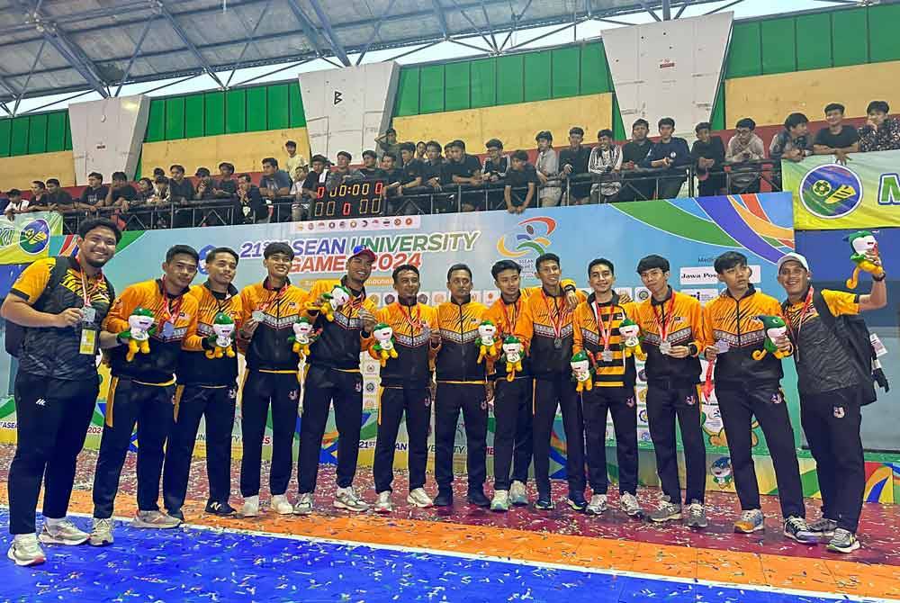 Skuad futsal Malaysia meraih pingat perak selepas tunduk 1-4 kepada Indonesia dalam perlawanan akhir di GOR Futsal UNESA.