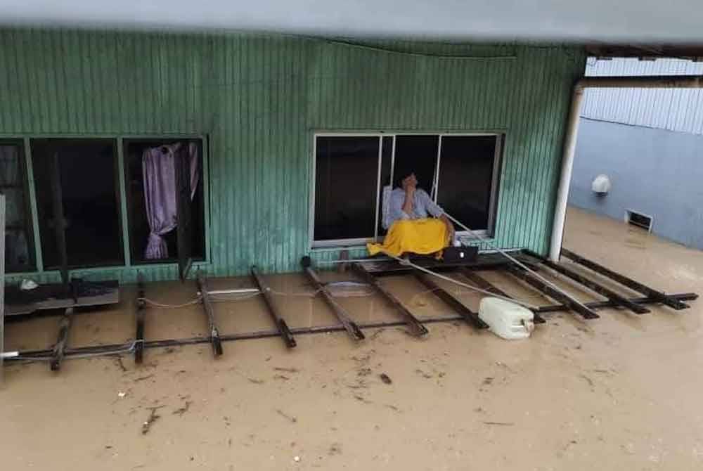 Keadaan banjir melanda di Kampung Pangasakan, Inobong, Penampang menyebabkan ibu kepada pemilik akaun Georgina Jojie terperangkap di rumahnya.