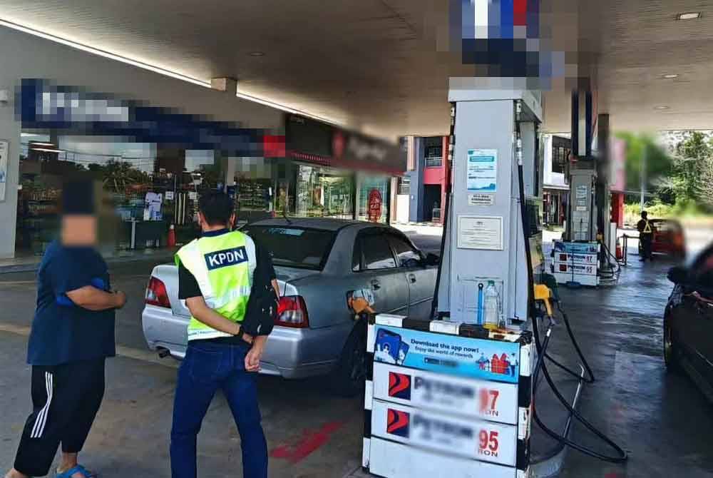 KPDN Kelantan menahan seorang lelaki yang membuat pembelian minyak petrol secara berulang di sebuah stesen minyak di Rantau Panjang.