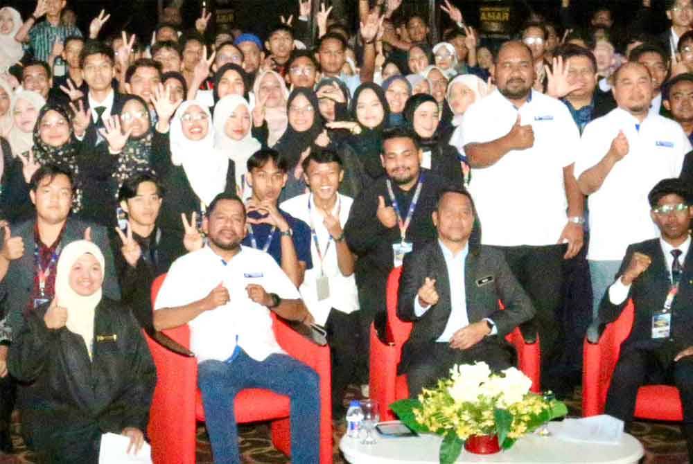 Nazli (duduk depan, dua dari kanan) dan Syaiful Rizal (duduk depan, dua dari kiri) bergambar bersama mahasiswa yang menyertai Program Konvokesyen AMAR di Alor Gajah, Melaka.