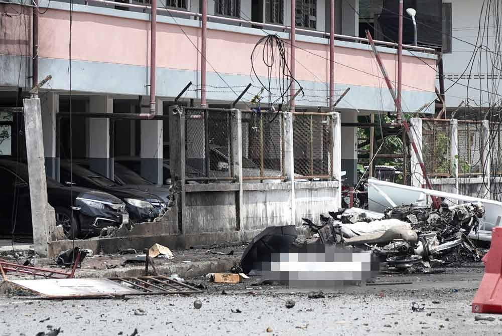 Keadaan di lokasi kejadian selepas sebuah kereta meletup di hadapan flat polis di daerah Bannang Sata, wilayah Yala, selatan Thailand pada Ahad. Foto EPA