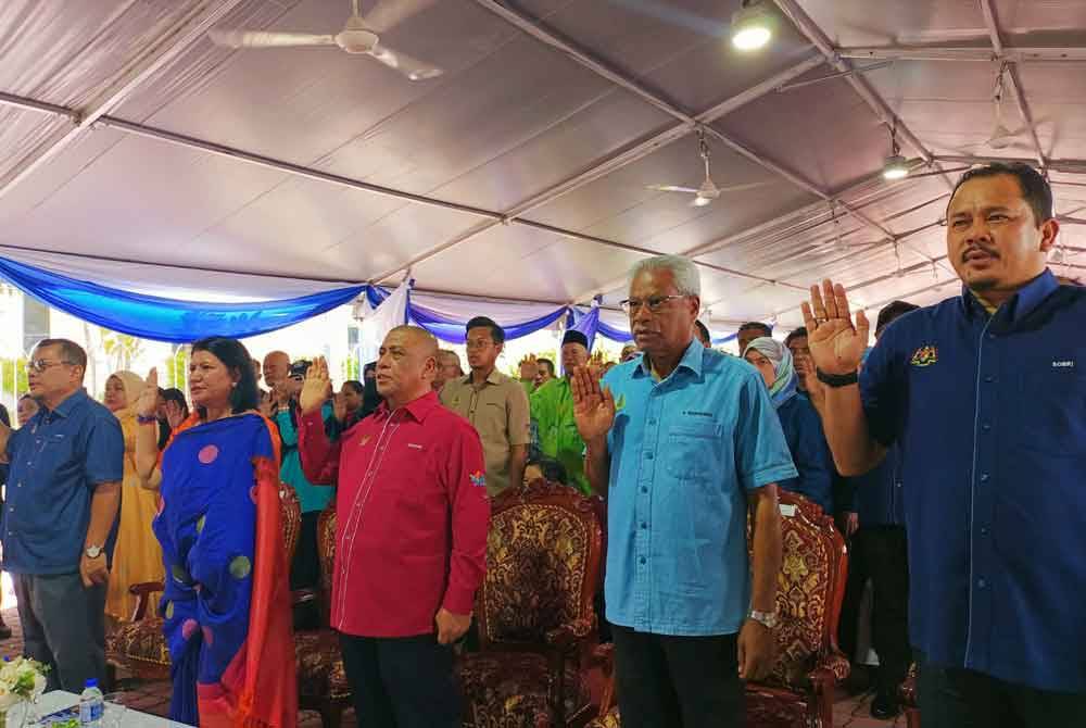 Saarani (tiga dari kanan) mengikuti bacaan ikrar sempena Sambutan Minggu Perpaduan Peringkat Negeri Perak di Dataran Majlis Bandaraya Ipoh pada Ahad.