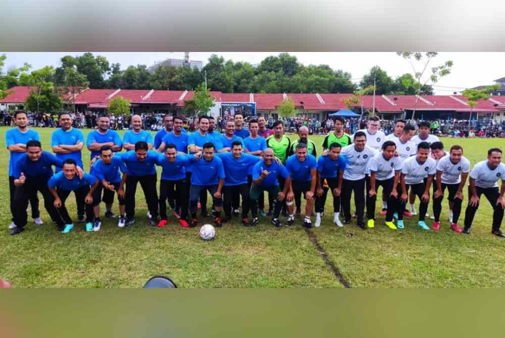 Pasukan pilihan Akmal Nasrullah (jersi putih) bergambar bersama pasukan pilihan Sanusi (jersi biru) sebelum perlawanan persahabatan di Padang Bolasepak Taman Pekatra, Simpang Empat pada petang Ahad.