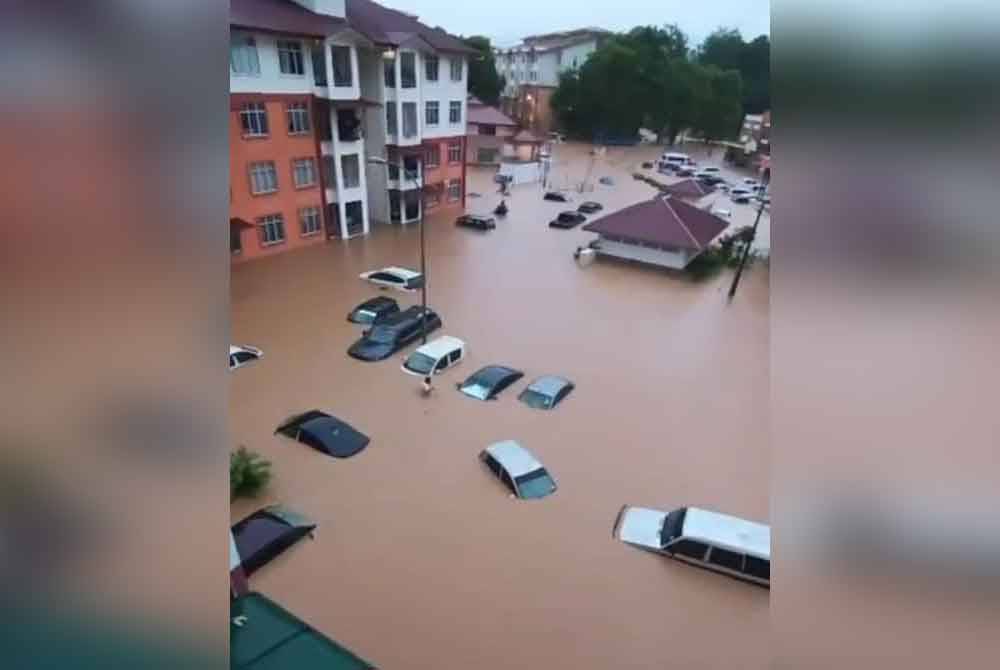 Keadaan banjir yang berlaku di Penampang menyebabkan kenderaan penduduk di Taman Seri Vista Kiranau, ditenggelami air.