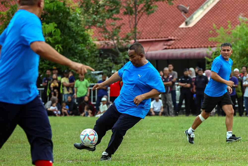 Sanusi beraksi pada perlawanan bola persahabatan di antara pasukan Akmal Nasrullah menentang pasukannya di Taman Pekatra Simpang Ampat pada Ahad. Foto Bernama