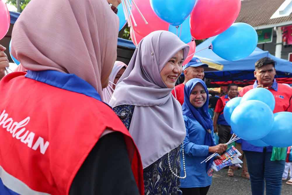 Fadhlina bersama jentera Kerajaan Perpaduan bertemu para peniaga di Pasar Malam Sungai Duri sempena kempen Pilihan Raya Kecil (PRK) N.20 Sungai Bakap baru-baru ini. Foto Bernama