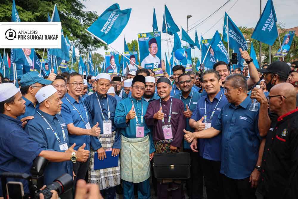 Isu latar belakang pendidikan dan sijil ISO yang dimainkan pihak lawan setakat ini tidak menjejaskan kempen dilakukan Abidin (tengah).