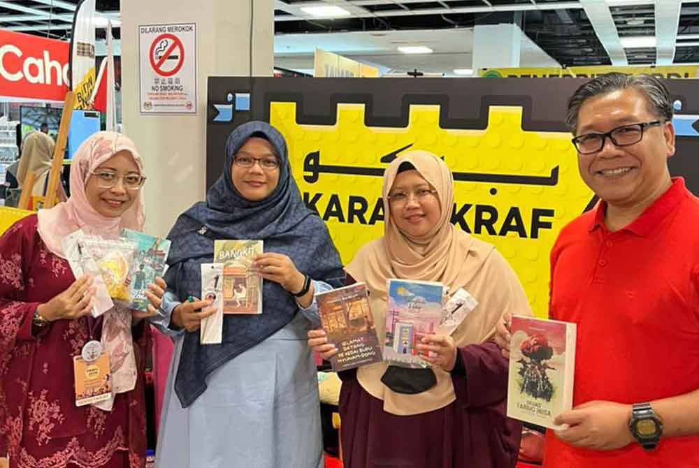 Suri Mawarne (dua dari kiri) bersama novelnya, Bangkit pada Pesta Buku Antarabangsa Kuala Lumpur (PBAKL) 2024 di Pusat Dagangan Dunia (WTC) Kuala Lumpur, baru-baru ini.