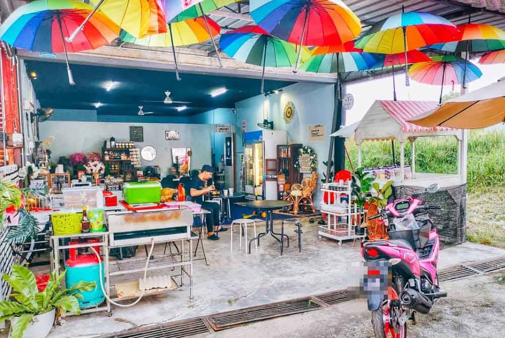 Farizah ambil keputusan buka kedai di kawasan Felda Palong 8.