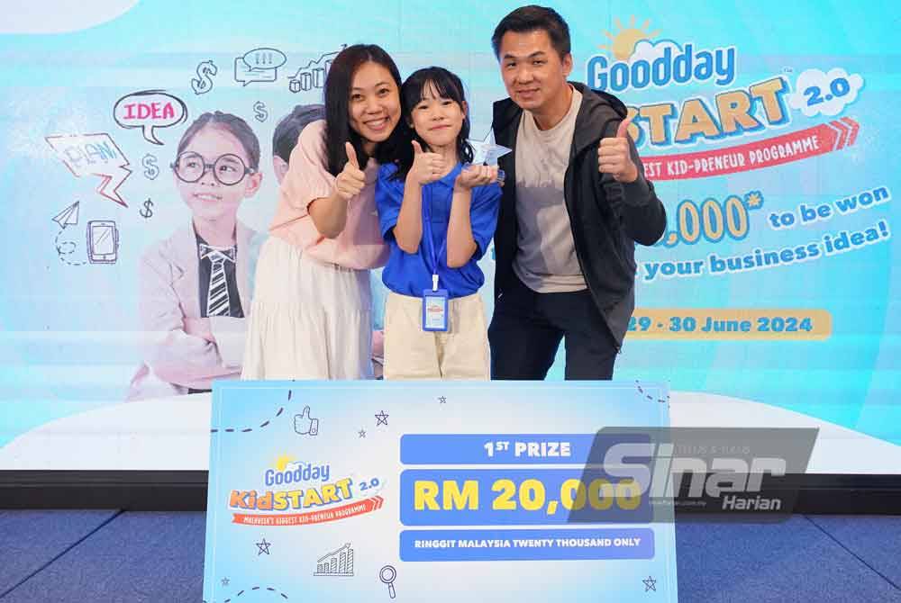 Lee Yumi bersama ibu dan bapanya selepas diumumkan memenangi hadiah utama Goodday KidSTART 2.0. Foto Sinar Harian - MOHD HALIM ABDUL WAHID