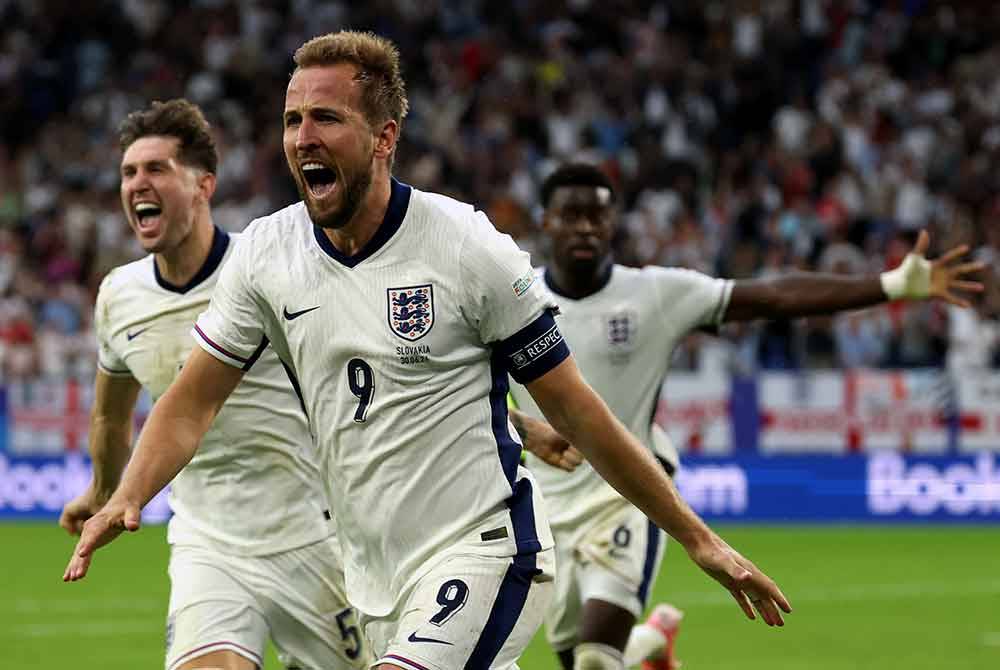 Harry Kane (tengah) meraikan jaringannya ketika menentang Slovakia. Foto EPA