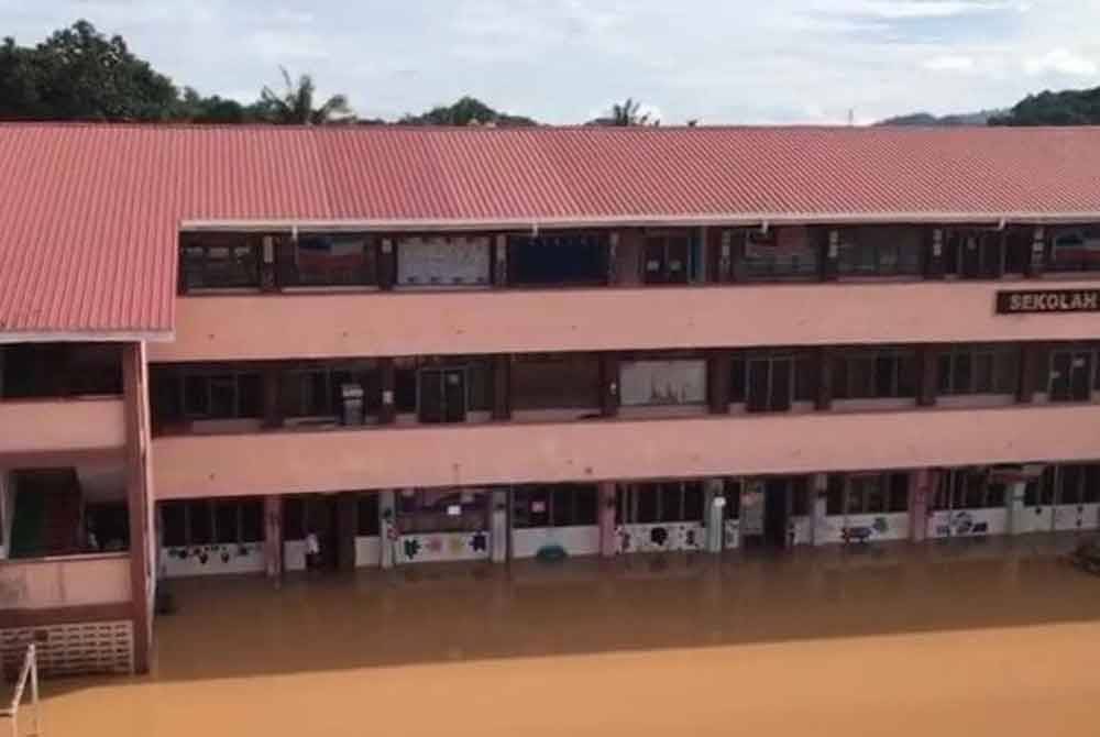 Keadaan di SK Kibabaig, Penampang, dinaiki air akibat banjir yang melanda daerah itu sejak petang Ahad.