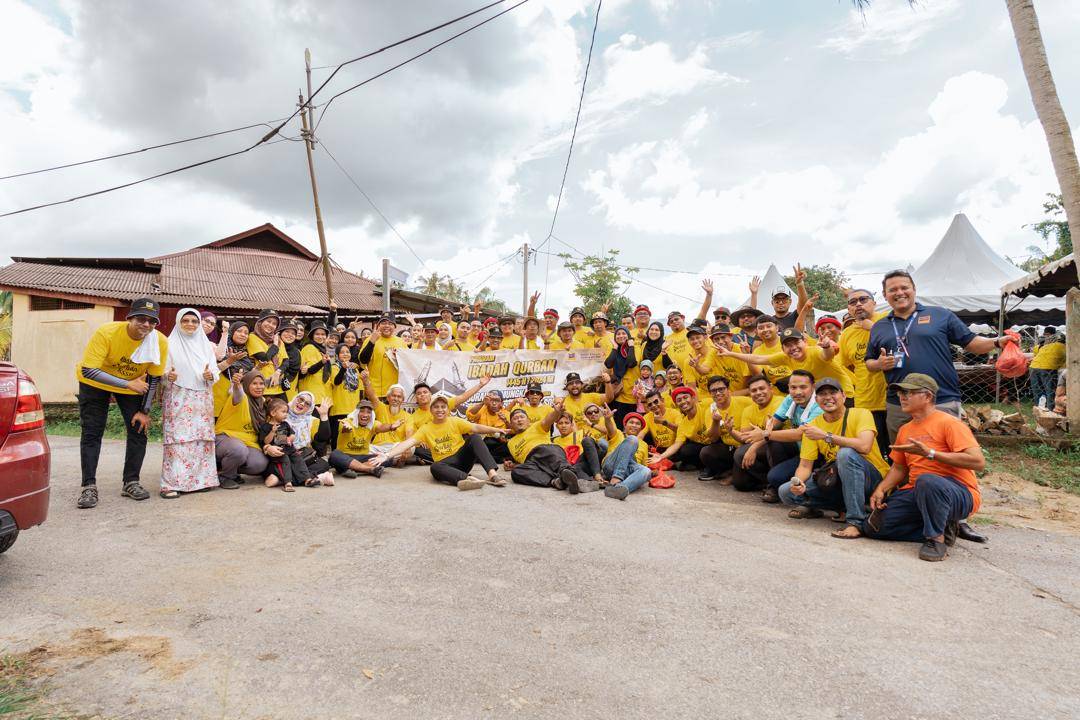 Kakitangan KSSB-DKVSB bergambar bersama-sama penduduk selepas majlis sambutan ibadah korban di Kampung Mungkai, Rembau, Negeri Sembilan, baru-baru ini.