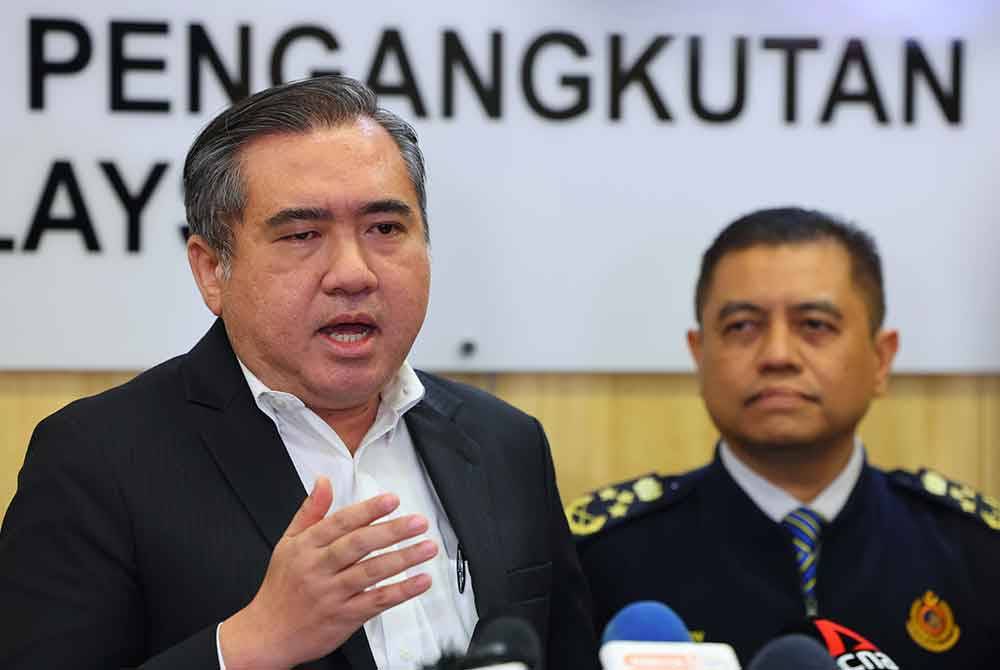 Anthony Loke( kiri) mengadakan sidang media di kementeriannya hari ini berkaitan status pelaksanaan permit kemasukan kenderaan motor asing ke Malaysia (VEP), penurunan kadar fi bagi mencetak sijil pemilikan kenderaan (VOC) dan tempoh pemeriksaan berkala kenderaan institut memandu. Foto Bernama