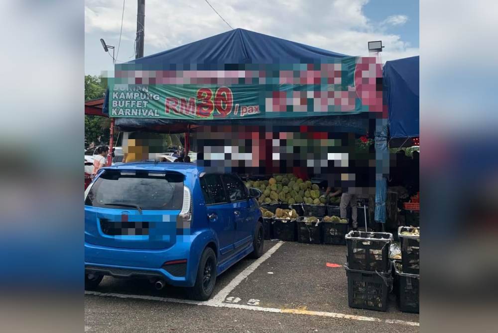 Foto tular kain rentang promosi durian pada harga murah dan mengelirukan.